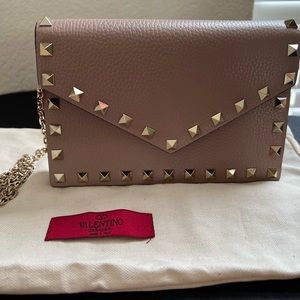 Valentino Garavani Pebbled Calfskin Rockstud Envelope Wallet on Chain Poudre NEW